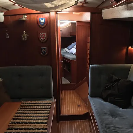 Πλωτό κατάλυμα Sailing Yacht Hallberg Rassy 352 *