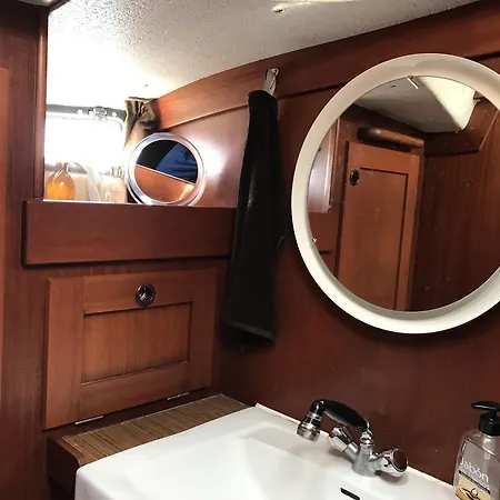 Πλωτό κατάλυμα Sailing Yacht Hallberg Rassy 352 *